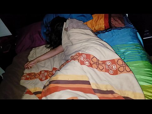 ❤️ ස්ටේප්සන් තම තරුණ සුළු මව නිදා සිටියදී ඇයට බැණ වදියි. අපෙන්% si.watchhentai.ru% ❌️❤